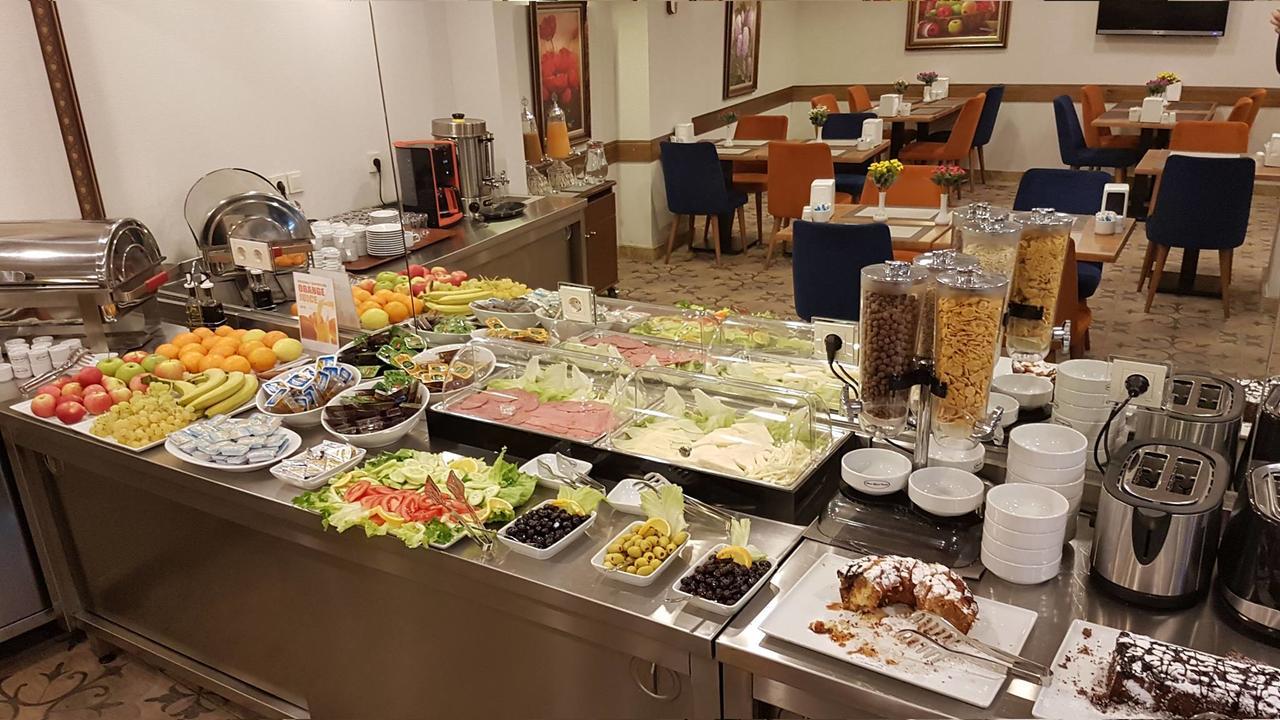 Ahmet Efendi Konagi Hotel Istanbul Eksteriør billede A buffet at a hotel